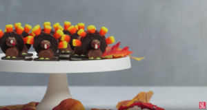 If you're looking for a cute Thanksgiving dessert recipe that doubles as a Thanksgiving craft, your search is over! This adorable Oreo Turkey is the perfect Thanksgiving dessert idea for kids! #Thanksgivingrecipes #fallrecipes #holidaybaking #holidayrecipes