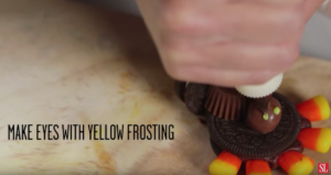 If you're looking for a cute Thanksgiving dessert recipe that doubles as a Thanksgiving craft, your search is over! This adorable Oreo Turkey is the perfect Thanksgiving dessert idea for kids! #Thanksgivingrecipes #fallrecipes #holidaybaking #holidayrecipes