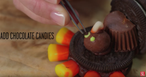 If you're looking for a cute Thanksgiving dessert recipe that doubles as a Thanksgiving craft, your search is over! This adorable Oreo Turkey is the perfect Thanksgiving dessert idea for kids! #Thanksgivingrecipes #fallrecipes #holidaybaking #holidayrecipes