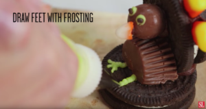 If you're looking for a cute Thanksgiving dessert recipe that doubles as a Thanksgiving craft, your search is over! This adorable Oreo Turkey is the perfect Thanksgiving dessert idea for kids! #Thanksgivingrecipes #fallrecipes #holidaybaking #holidayrecipes