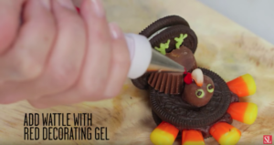 If you're looking for a cute Thanksgiving dessert recipe that doubles as a Thanksgiving craft, your search is over! This adorable Oreo Turkey is the perfect Thanksgiving dessert idea for kids! #Thanksgivingrecipes #fallrecipes #holidaybaking #holidayrecipes