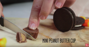 If you're looking for a cute Thanksgiving dessert recipe that doubles as a Thanksgiving craft, your search is over! This adorable Oreo Turkey is the perfect Thanksgiving dessert idea for kids! #Thanksgivingrecipes #fallrecipes #holidaybaking #holidayrecipes