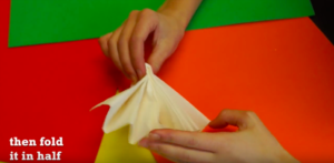 Want an easy Thanksgiving craft you can do with the kids that doubles as a DIY Thanksgiving napkin ring? This cute turkey craft is the perfect homemade Thanksgiving napkin ring! #Thanksgiving #DIY #Autumncraft #holidays #Thanksgivingtable #Thanksgivingdecorations