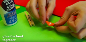 Want an easy Thanksgiving craft you can do with the kids that doubles as a DIY Thanksgiving napkin ring? This cute turkey craft is the perfect homemade Thanksgiving napkin ring! #Thanksgiving #DIY #Autumncraft #holidays #Thanksgivingtable #Thanksgivingdecorations