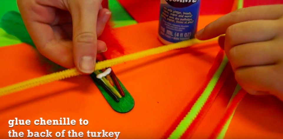 Want an easy Thanksgiving craft you can do with the kids that doubles as a DIY Thanksgiving napkin ring? This cute turkey craft is the perfect homemade Thanksgiving napkin ring! #Thanksgiving #DIY #Autumncraft #holidays #Thanksgivingtable #Thanksgivingdecorations
