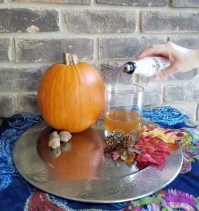 Looking for a unique fall cocktail recipe that's easy? Our simple autumn old fashioned drink is one of the best variations of the cocktail and perfect for a party or Thanksgiving dinner! Click for details! #fallrecipes #holidayrecipes #cocktail #parties365