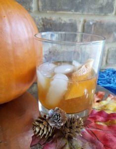 Looking for a unique fall cocktail recipe that's easy? Our simple autumn old fashioned drink is one of the best variations of the cocktail and perfect for a party or Thanksgiving dinner! Click for details! #fallrecipes #holidayrecipes #cocktail #parties365