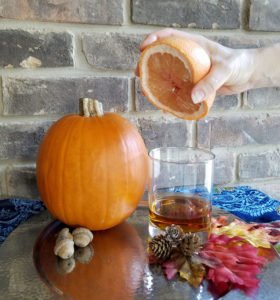 Looking for a unique fall cocktail recipe that's easy? Our simple autumn old fashioned drink is one of the best variations of the cocktail and perfect for a party or Thanksgiving dinner! Click for details! #fallrecipes #holidayrecipes #cocktail #parties365
