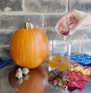 Looking for a unique fall cocktail recipe that's easy? Our simple autumn old fashioned drink is one of the best variations of the cocktail and perfect for a party or Thanksgiving dinner! Click for details! #fallrecipes #holidayrecipes #cocktail #parties365