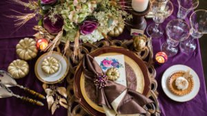 Want to host an epic Friendsgiving Dinner this year and need party ideas? We've got you covered with ideas for decorations, invitations, the menu and food, desserts, drinks and more! #friendsgiving #thanksgiving #friendsgivingdinner #holidayideas #partydecor