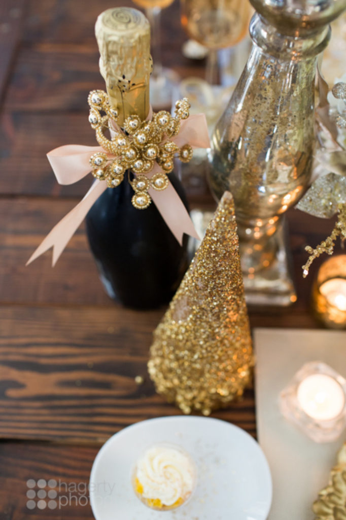 Looking for simple Christmas tablescape ideas for your holiday table? This elegant gold glitter table setting has a gorgeous centerpiece and would be the perfect table decoration for your party or dinner! Click for all the details! #Christmasdecor #holidaydecor #tablescape