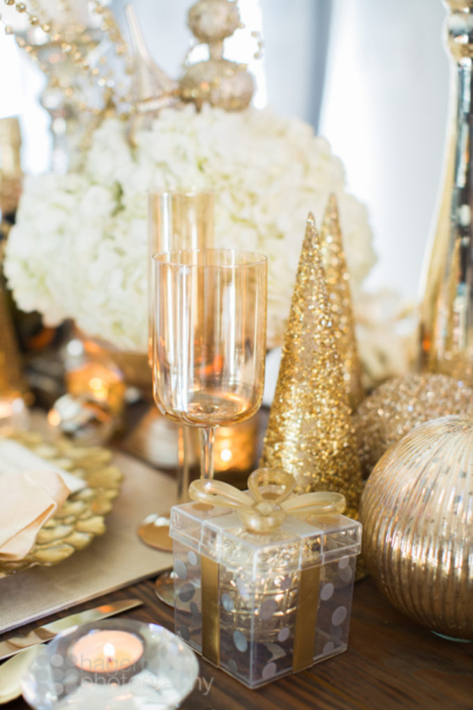 Looking for simple Christmas tablescape ideas for your holiday table? This elegant gold glitter table setting has a gorgeous centerpiece and would be the perfect table decoration for your party or dinner! Click for all the details! #Christmasdecor #holidaydecor #tablescape