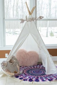 This sweet Dream Catcher themed girl's Valentine's Day Party for kids is full of cute ideas for decorations, desserts, balloons and more! The lovely Galentine's Day tablesetting is playful and fun and will inspire your classroom, home or friends party! #Valentines #ValentinesDay #PartyIdeas #partysupplies #Galentines