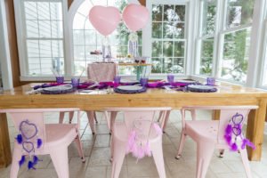 This sweet Dream Catcher themed girl's Valentine's Day Party for kids is full of cute ideas for decorations, desserts, balloons and more! The lovely Galentine's Day tablesetting is playful and fun and will inspire your classroom, home or friends party! #Valentines #ValentinesDay #PartyIdeas #partysupplies #Galentines