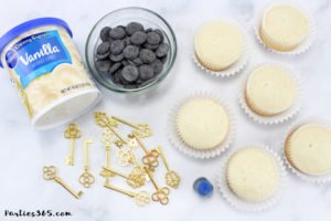 These simple DIY cupcake toppers are perfect for your Alice in Wonderland theme party! The gold key and "Eat Me" decorations are easy ideas to make your party food whimsical and fun for all ages! #AliceinWonderland #cupcakes #TeaPartyIdeas