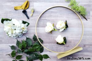 This unique DIY centerpiece, made from an Embroidery Hoop, flowers and mini balloons, is perfect for a party, birthday, wedding, graduation or anniversary! This simple crafts project tutorial will show you how to create beautiful decor for your big event! #centerpiece #embroideryhoop #partydecor #partyideas