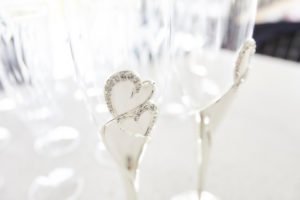 Planning an engagement party and need DIY ideas for decorations and themes? Keep things simple by focusing on metallics and champagne! This chic champagne celebration will inspire your cake, outfit, favors and more! #engagementparty #weddingshower #partythemes #partydecor