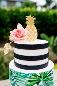 Want to set a beautiful outdoor dining table for a summer party? You'll love this simple tablescape featuring a palm leaf centerpiece and tropical decor! Click through to see all the summery tabletop decorations! #summerparty #outdoordining #tablescape #centerpiece #tropical