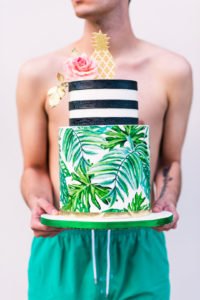 Want to set a beautiful outdoor dining table for a summer party? You'll love this simple tablescape featuring a palm leaf centerpiece and tropical decor! Click through to see all the summery tabletop decorations! #summerparty #outdoordining #tablescape #centerpiece #tropical