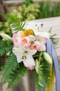 Want to set a beautiful outdoor dining table for a summer party? You'll love this simple tablescape featuring a palm leaf centerpiece and tropical decor! Click through to see all the summery tabletop decorations! #summerparty #outdoordining #tablescape #centerpiece #tropical