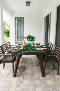 Want to set a beautiful outdoor dining table for a summer party? You'll love this simple tablescape featuring a palm leaf centerpiece and tropical decor! Click through to see all the summery tabletop decorations! #summerparty #outdoordining #tablescape #centerpiece #tropical