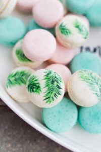 Want to set a beautiful outdoor dining table for a summer party? You'll love this simple tablescape featuring a palm leaf centerpiece and tropical decor! Click through to see all the summery tabletop decorations! #summerparty #outdoordining #tablescape #centerpiece #tropical