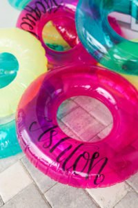 Want to set a beautiful outdoor dining table for a summer party? You'll love this simple tablescape featuring a palm leaf centerpiece and tropical decor! Click through to see all the summery tabletop decorations! #summerparty #outdoordining #tablescape #centerpiece #tropical