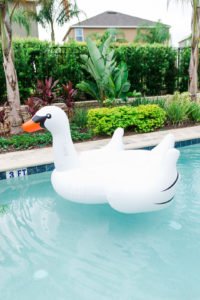 Want to set a beautiful outdoor dining table for a summer party? You'll love this simple tablescape featuring a palm leaf centerpiece and tropical decor! Click through to see all the summery tabletop decorations! #summerparty #outdoordining #tablescape #centerpiece #tropical