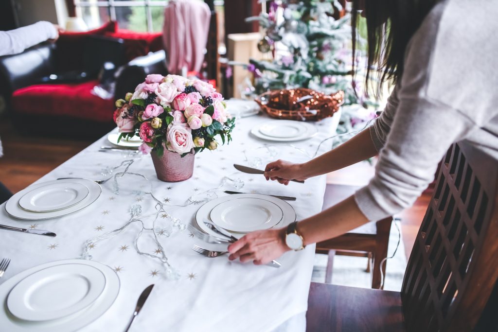 Planning a dinner party and need some tips for music? Here are 9 of our favorite playlists for entertaining friends and family, hosting parties during the holidays, brunch or just for fun! #dinnerparty #playlists #partymusic #dinnerpartyideas 
