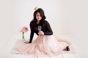 Adult cake smash photo shoots for a milestone birthday are so much fun! You'll adore Deseree's 30th Birthday Photoshoot, full of classy DIY ideas for cake smash pictures to treasure for years to come! #30thbirthday #adultcakesmash #photoshoot #milestonebirthday