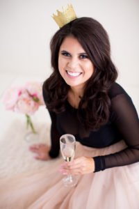 Adult cake smash photo shoots for a milestone birthday are so much fun! You'll adore Deseree's 30th Birthday Photoshoot, full of classy DIY ideas for cake smash pictures to treasure for years to come! #30thbirthday #adultcakesmash #photoshoot #milestonebirthday