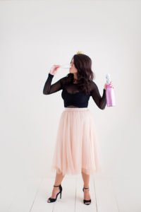 Adult cake smash photo shoots for a milestone birthday are so much fun! You'll adore Deseree's 30th Birthday Photoshoot, full of classy DIY ideas for cake smash pictures to treasure for years to come! #30thbirthday #adultcakesmash #photoshoot #milestonebirthday