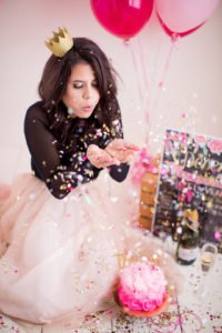 Adult cake smash photo shoots for a milestone birthday are so much fun! You'll adore Deseree's 30th Birthday Photoshoot, full of classy DIY ideas for cake smash pictures to treasure for years to come! #30thbirthday #adultcakesmash #photoshoot #milestonebirthday
