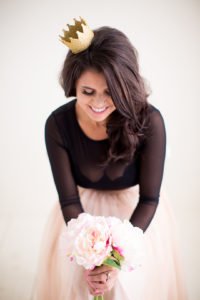 Adult cake smash photo shoots for a milestone birthday are so much fun! You'll adore Deseree's 30th Birthday Photoshoot, full of classy DIY ideas for cake smash pictures to treasure for years to come! #30thbirthday #adultcakesmash #photoshoot #milestonebirthday