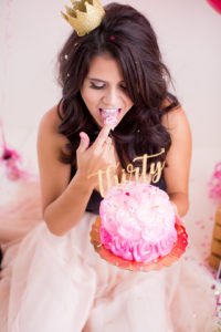 Adult cake smash photo shoots for a milestone birthday are so much fun! You'll adore Deseree's 30th Birthday Photoshoot, full of classy DIY ideas for cake smash pictures to treasure for years to come! #30thbirthday #adultcakesmash #photoshoot #milestonebirthday
