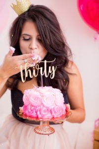Adult cake smash photo shoots for a milestone birthday are so much fun! You'll adore Deseree's 30th Birthday Photoshoot, full of classy DIY ideas for cake smash pictures to treasure for years to come! #30thbirthday #adultcakesmash #photoshoot #milestonebirthday