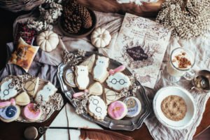 Thinking of hosting a dinner party and need ideas for a fun fall theme? How about a fancy Harry Potter themed dinner party for adults? From food to tables capes, decorations and table settings, this feature will inspire a fun night with friends! #dinnerparty #harrypotter #falldecor #fallparty #tablescape