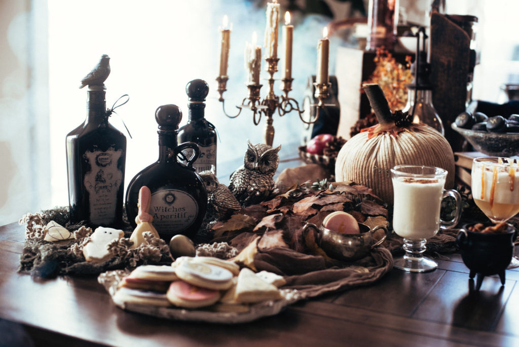 Harry Potter Table Decor Ideas  Halloween table settings, Table decorations,  Table settings