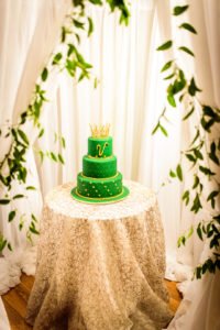 Planning a quinceañera and need ideas for fabulous decorations, themes or dresses? You'll adore this non-traditional emerald green quinceanera with bright colors, dress and lovely centerpieces! #quinceanera #15thbirthday #quinceañera #emeraldgreen #birthdayideas