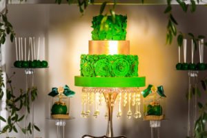 Planning a quinceañera and need ideas for fabulous decorations, themes or dresses? You'll adore this non-traditional emerald green quinceanera with bright colors, dress and lovely centerpieces! #quinceanera #15thbirthday #quinceañera #emeraldgreen #birthdayideas