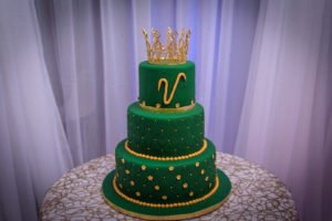 Planning a quinceañera and need ideas for fabulous decorations, themes or dresses? You'll adore this non-traditional emerald green quinceanera with bright colors, dress and lovely centerpieces! #quinceanera #15thbirthday #quinceañera #emeraldgreen #birthdayideas