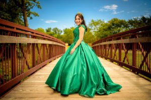 Planning a quinceañera and need ideas for fabulous decorations, themes or dresses? You'll adore this non-traditional emerald green quinceanera with bright colors, dress and lovely centerpieces! #quinceanera #15thbirthday #quinceañera #emeraldgreen #birthdayideas