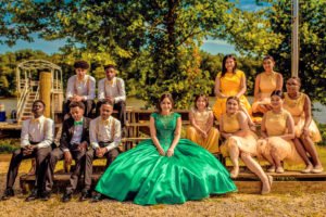 Planning a quinceañera and need ideas for fabulous decorations, themes or dresses? You'll adore this non-traditional emerald green quinceanera with bright colors, dress and lovely centerpieces! #quinceanera #15thbirthday #quinceañera #emeraldgreen #birthdayideas