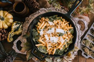 Thinking of hosting a dinner party and need ideas for a fun fall theme? How about a fancy Harry Potter themed dinner party for adults? From food to tables capes, decorations and table settings, this feature will inspire a fun night with friends! #dinnerparty #harrypotter #falldecor #fallparty #tablescape