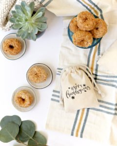 Want to host an epic Friendsgiving Dinner this year and need party ideas? We've got you covered with ideas for decorations, invitations, the menu and food, desserts, drinks and more! #friendsgiving #thanksgiving #friendsgivingdinner #holidayideas #partydecor