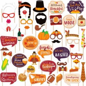Want to host an epic Friendsgiving Dinner this year and need party ideas? We've got you covered with ideas for decorations, invitations, the menu and food, desserts, drinks and more! #friendsgiving #thanksgiving #friendsgivingdinner #holidayideas #partydecor