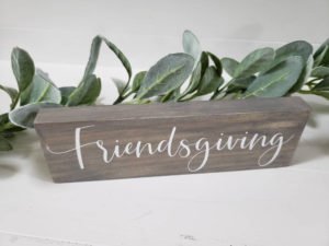 Want to host an epic Friendsgiving Dinner this year and need party ideas? We've got you covered with ideas for decorations, invitations, the menu and food, desserts, drinks and more! #friendsgiving #thanksgiving #friendsgivingdinner #holidayideas #partydecor