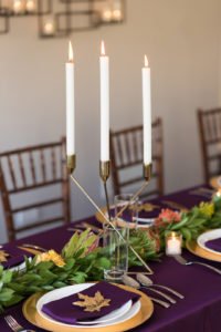 Looking for simple and elegant ideas for your Thanksgiving table decor? You'll love this purple and gold Thanksgiving tablescape, DIY place cards, table settings and centerpieces! All the inspiration you need to set a beautiful holiday table is right here! #Thanksgiving #Thanksgivingtable #holidaydecor #ThanksgivingDinner #ThanksgivingTablescapes