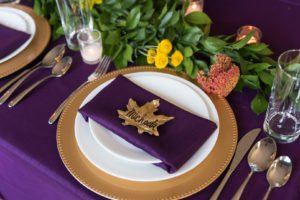 Looking for simple and elegant ideas for your Thanksgiving table decor? You'll love this purple and gold Thanksgiving tablescape, DIY place cards, table settings and centerpieces! All the inspiration you need to set a beautiful holiday table is right here! #Thanksgiving #Thanksgivingtable #holidaydecor #ThanksgivingDinner #ThanksgivingTablescapes