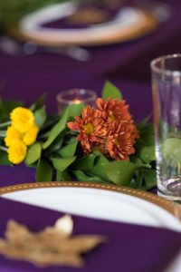 Looking for simple and elegant ideas for your Thanksgiving table decor? You'll love this purple and gold Thanksgiving tablescape, DIY place cards, table settings and centerpieces! All the inspiration you need to set a beautiful holiday table is right here! #Thanksgiving #Thanksgivingtable #holidaydecor #ThanksgivingDinner #ThanksgivingTablescapes